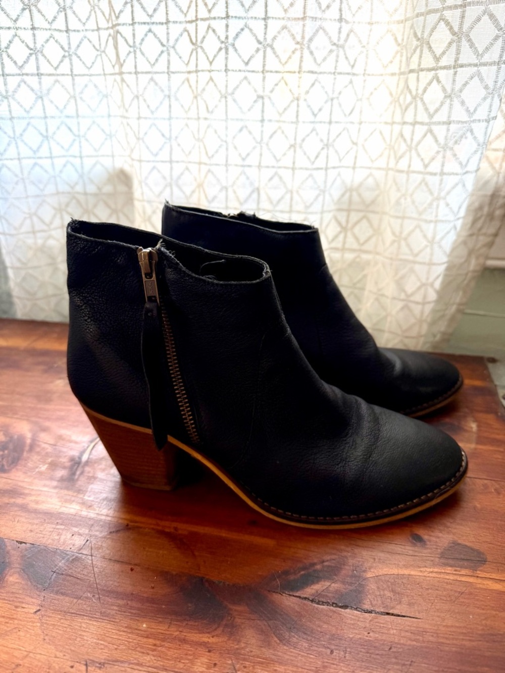 Urban Outfitters Black Leather Ankle Booties with Side Zip Sz 8